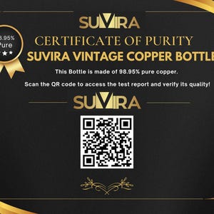 Puede incluir: Certificado de pureza para una botella de cobre vintage Suvira. El fondo negro presenta detalles y texto dorados. El certificado indica que la botella est&aacute; hecha de cobre puro al 98,95%. Se incluye un c&oacute;digo QR para verificaci&oacute;n.