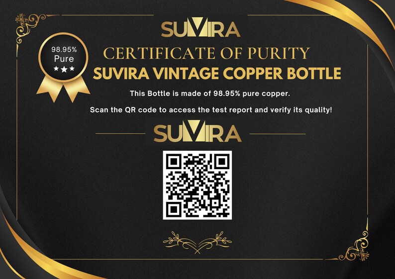 Puede incluir: Certificado de pureza para una botella de cobre vintage Suvira. El fondo negro presenta detalles y texto dorados. El certificado indica que la botella est&aacute; hecha de cobre puro al 98,95%. Se incluye un c&oacute;digo QR para verificaci&oacute;n.