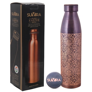 Puede incluir: Una botella de agua de cobre con un dise&ntilde;o floral ornamentado, una tapa a juego y una caja negra. La botella es de color cobre oscuro con un patr&oacute;n decorativo. La caja tiene el texto "SUVIRA PURE COPPER BOTTLE" y "MADE IN INDIA".