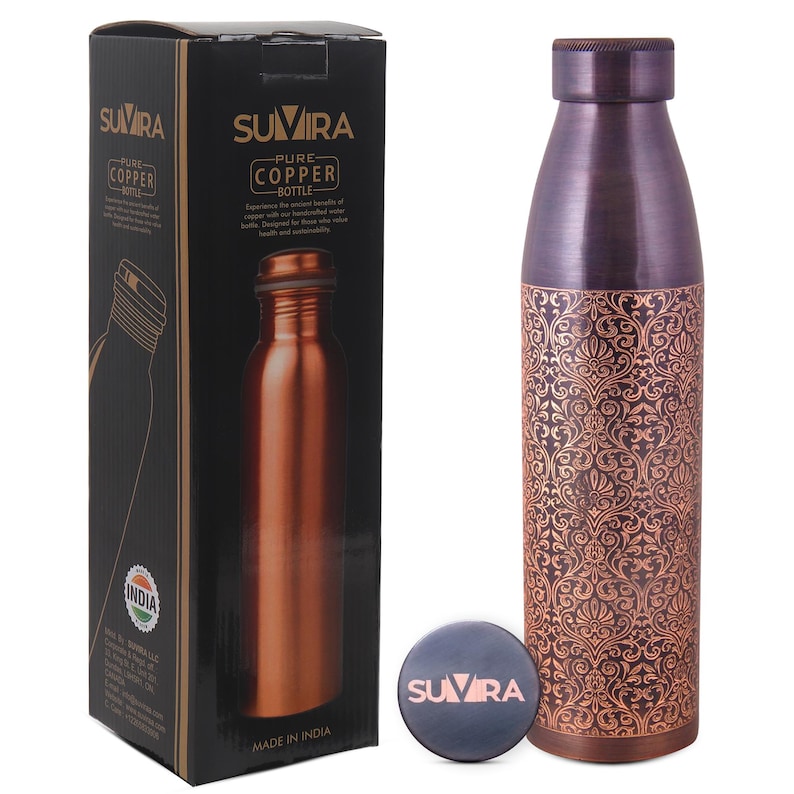 Puede incluir: Una botella de agua de cobre con un dise&ntilde;o floral ornamentado, una tapa a juego y una caja negra. La botella es de color cobre oscuro con un patr&oacute;n decorativo. La caja tiene el texto "SUVIRA PURE COPPER BOTTLE" y "MADE IN INDIA".
