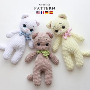 Puede incluir: Tres muñecas de gato de ganchillo hechas a mano en blanco, marrón claro y amarillo pálido. Cada gato tiene un lazo de diferente color y está hecho con una puntada texturizada. El texto "CROCHET PATTERN" está en la parte superior.