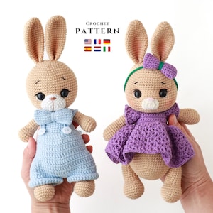 Può includere: Due bambole a forma di coniglietto all'uncinetto. Un coniglietto indossa una tuta blu chiaro e un papillon. L'altro indossa un vestito viola e un fiocco. Il testo "CROCHET PATTERN" è in alto con le bandiere.