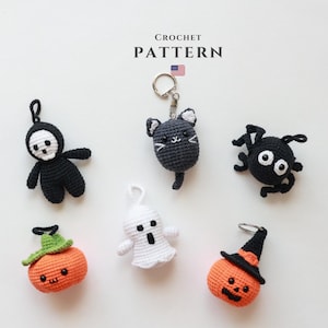 Pode incluir: Uma coleção de chaveiros de crochê artesanais com tema de Halloween. Os chaveiros incluem uma Ceifadora Negra, um gato cinza, uma aranha preta, um fantasma branco e duas abóboras laranja com folhas verdes e chapéus de bruxa pretos. O texto "CROCHET PATTERN" está no topo.