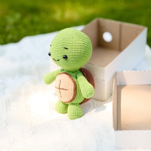 GEHAAKTE SPEELGOEDSCHILDPAD: eindproduct, amigurumi-speelgoedschildpad, favoriet speelgoed van kind, leuk handgemaakt cadeau, unieke knuffel