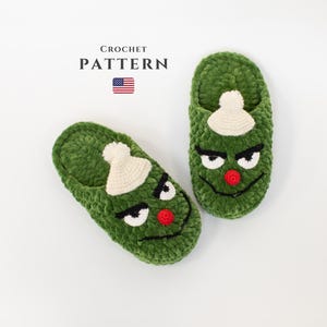Peut inclure: Deux chaussons verts au crochet avec un motif de visage de dessin animé. Les chaussons ont des yeux noirs, un nez rouge et un pompon blanc. Le texte "CROCHET PATTERN" est au-dessus.