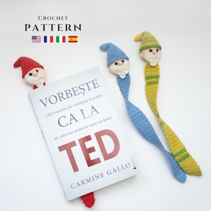 Puede incluir: Tres marcapáginas de gnomo hechos a crochet. Uno es rojo, otro azul y otro amarillo y verde. Los marcapáginas están encima de un libro titulado "Vorbeste Ca La Ted" de Carmine Gallo.