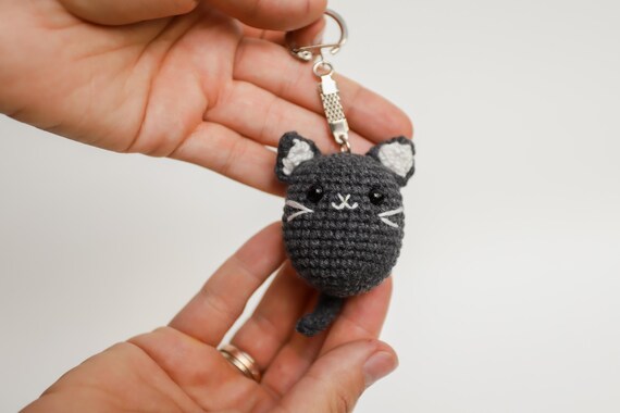 かぎ針編みの猫のキーホルダーのパターン：簡単な編みぐるみの猫