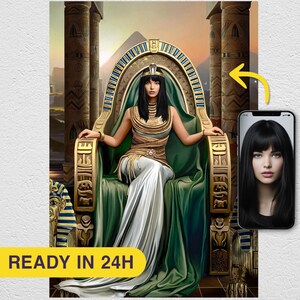 Può includere: Una donna vestita da regina egizia siede su un trono con un baldacchino verde e oro. Indossa una corona d'oro, un abito bianco e una collana d'oro. Il trono è decorato con intricate sculture ed è circondato da pilastri.