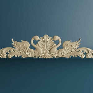 Può includere: Un designo di cigno in legno, di colore crema, ornato con dettagli intricati. Il design presenta due cigni che si guardano con il collo intrecciato. I cigni sono circondati da foglie e fiori stilizzati.