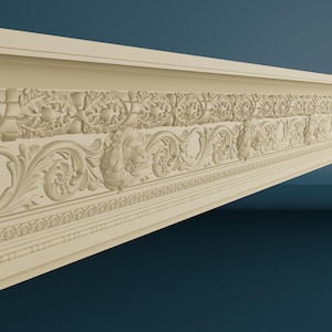 Può includere: Una modanatura decorativa con intagli intricati di foglie, fiori e teste di leone. La modanatura è realizzata in materiale beige chiaro e ha una finitura liscia e lucida.