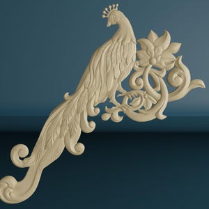 Può includere: Decorazione murale a forma di pavone scolpito, color crema, con corona, lunghe penne della coda e dettagli floreali. Il pavone è appollaiato su un ramo con un grande fiore e foglie a spirale. Lo sfondo è una sfumatura di blu.