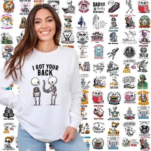 Pode incluir: Uma camisa branca de manga comprida com um gr&aacute;fico de esqueleto e o texto "I got your back". A camisa &eacute; cercada por uma colagem de v&aacute;rios desenhos com tema de esqueleto com ditos humor&iacute;sticos.
