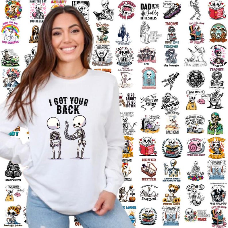 Pode incluir: Uma camisa branca de manga comprida com um gr&aacute;fico de esqueleto e o texto "I got your back". A camisa &eacute; cercada por uma colagem de v&aacute;rios desenhos com tema de esqueleto com ditos humor&iacute;sticos.