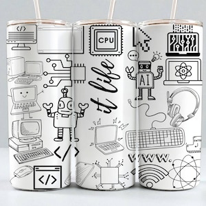 Pode incluir: Caneca branca com um design em preto e branco com tema de TI. O design inclui computadores, robôs, placas de circuito e o texto "IT life". A caneca tem um canudo.