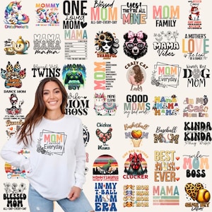 Puede incluir: Una mujer con una camiseta blanca de manga larga con el texto "MOM Essential Everyday". La imagen está llena de varios diseños gráficos, incluyendo texto e ilustraciones relacionadas con la maternidad, como "Mama", "Mom" y "Blessed".