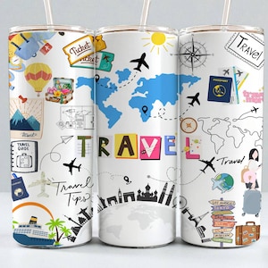 以下が含まれることがあります： ストロー付きの白い旅行をテーマにしたタンブラー3個。各タンブラーには、飛行機、地図、パスポート、カラフルな文字で「TRAVEL」という単語など、旅行に関連するイラストが描かれています。デザインには世界地図とさまざまな旅行アイコンが含まれています。