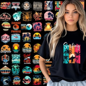 Pode incluir: Uma camiseta preta com um gráfico colorido de um surfista surfando uma onda com palmeiras e a palavra "Surfing" em estilo retrô. O gráfico é cercado por uma variedade de outros gráficos coloridos com temas de praia e surf.