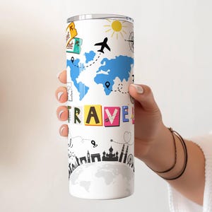 K&ouml;nnte beinhalten: Wei&szlig;er Reisebecher mit Illustrationen zum Thema Reisen. Er zeigt eine blaue Weltkarte, eine gelbe Sonne und das Wort "TRAVEL" in bunten Buchstaben. Enth&auml;lt ein schwarzes Flugzeug, einen Kompass und Sehensw&uuml;rdigkeiten.