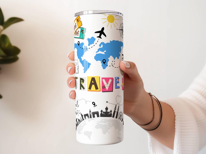 K&ouml;nnte beinhalten: Wei&szlig;er Reisebecher mit Illustrationen zum Thema Reisen. Er zeigt eine blaue Weltkarte, eine gelbe Sonne und das Wort "TRAVEL" in bunten Buchstaben. Enth&auml;lt ein schwarzes Flugzeug, einen Kompass und Sehensw&uuml;rdigkeiten.