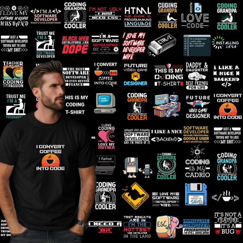 Pu&ograve; includere: T-shirt nera con varie grafiche e testo a tema sviluppatore software. Include frasi come "Convert coffee into code", "Coding Grandpa" e "Amo mia moglie sviluppatrice software."
