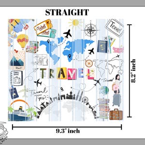 K&ouml;nnte beinhalten: Ein Design zum Thema Reisen mit dem Wort "TRAVEL" in bunten Buchstaben. Das Design umfasst eine Weltkarte, Flugzeuge, Tickets, einen Kompass und einen Koffer. Das Bild ist 23,6 cm breit und 20,8 cm hoch.