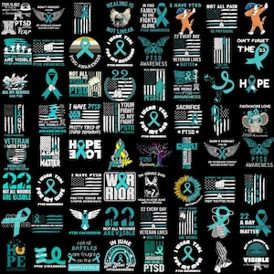 Puede incluir: Una cinta azul turquesa con las palabras "PTSD Awareness" y varias otras frases relacionadas con el trastorno de estrés postraumático, los veteranos y la salud mental. El fondo es negro con una variedad de elementos gráficos, incluidas banderas estadounidenses, símbolos militares y otros diseños.