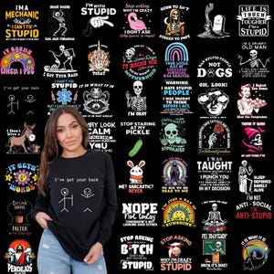 Könnte beinhalten: Eine Sammlung von 25 verschiedenen T-Shirt-Designs mit humorvollen und sarkastischen Sprüchen. Die Designs beinhalten Skelette, Tiere und andere Illustrationen. Der Text auf den Shirts enthält Sätze wie "Ich bin mit dumm", "Hör auf zu fragen, warum ich verrückt bin", "Es wird schlimmer" und "Ich wurde gelehrt, nachzudenken, bevor ich handle".
