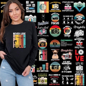 Może przedstawiać: Czarny longsleeve z nadrukiem w stylu vintage przedstawiającym aparat fotograficzny i napis "Never Lose Focus". Koszulka jest otoczona kolażem kolorowych okrągłych wzorów z różnymi frazami i obrazami związanymi z fotografią.