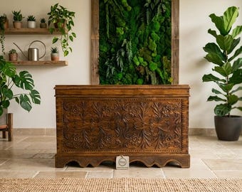Cofre antiguo de madera de nogal tallado a mano: una pieza única en el mundo.