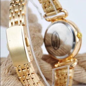 Montre-bracelet pour femme, couleur dorée, design vintage, bracelet réglable, élégant, design avec chiffres romains, cadeau pour elle, cadeau de fête des mères image 4