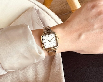 Vierkant ontwerp dameshorloge met witte wijzerplaat, zilver- en goudkleurig horloge, vintage dameshorloge, metalen bandhorloge, tankhorloge