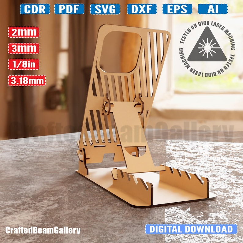 Puede incluir: Un soporte de tel&eacute;fono de madera con un recorte para un tel&eacute;fono. El soporte est&aacute; dise&ntilde;ado para sostener un tel&eacute;fono en &aacute;ngulo para verlo. El soporte est&aacute; hecho de madera marr&oacute;n claro y tiene un dise&ntilde;o simple. El soporte est&aacute; probado en una m&aacute;quina l&aacute;ser de diodo.
