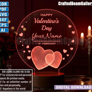 以下が含まれることがあります： 木製の台座が付いた、赤いバレンタインデーLEDランプ。ランプには「Happy Valentine's Day」の文字と名前を入れるスペース、2つの光るハートが描かれています。デザインには小さなハートのアクセントと「2月14日」の日付が含まれています。