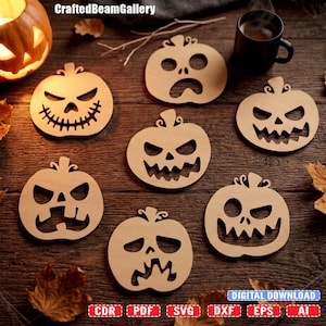 Può includere: Sottobicchieri in legno a forma di zucca con facce di jack-o'-lantern intagliate. I sottobicchieri presentano varie espressioni, tra cui arrabbiato, sorridente e triste. Una tazza nera e una zucca illuminata sono anche nell'immagine. Il testo "CraftedBeamGallery" e "DOWNLOAD DIGITALE" sono inclusi.