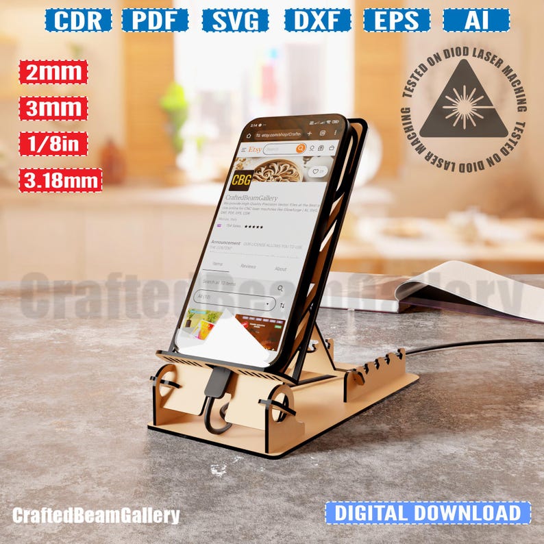Puede incluir: Un soporte de tel&eacute;fono de madera con una ranura para cables de carga. El soporte est&aacute; dise&ntilde;ado para sostener un tel&eacute;fono inteligente en posici&oacute;n vertical. El soporte est&aacute; hecho de madera marr&oacute;n claro y tiene un dise&ntilde;o simple. El soporte se muestra con un tel&eacute;fono inteligente en &eacute;l, mostrando un sitio web en la pantalla. El texto "CraftedBeamGallery" es visible en la parte inferior de la imagen.