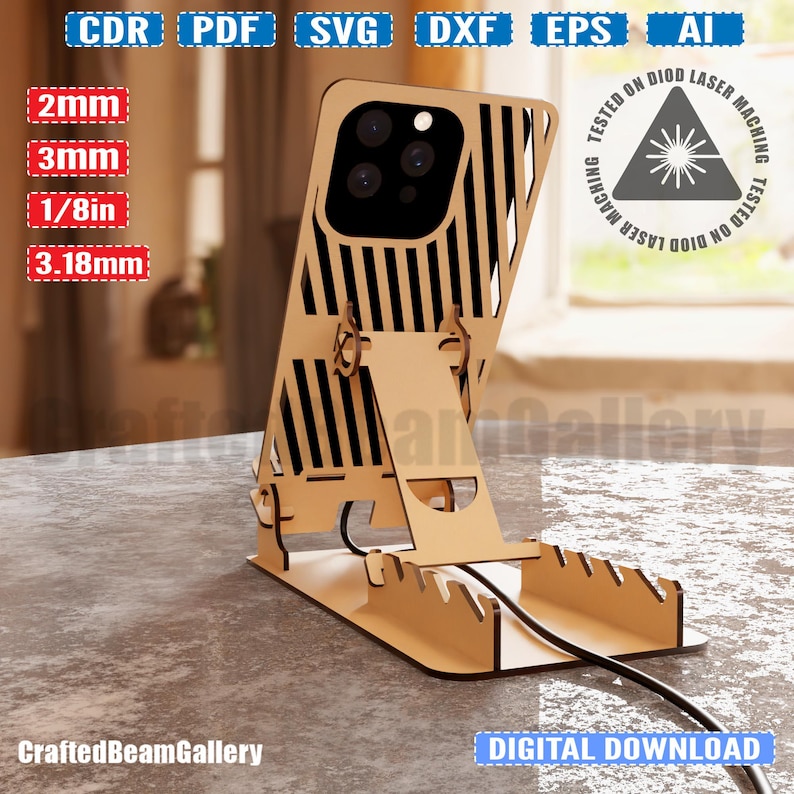 Puede incluir: Un soporte de tel&eacute;fono de madera cortado con l&aacute;ser con un dise&ntilde;o a rayas. El soporte est&aacute; dise&ntilde;ado para sostener un tel&eacute;fono en posici&oacute;n vertical y tiene una ranura para cables de carga. El soporte est&aacute; hecho de madera natural y tiene un aspecto r&uacute;stico. La imagen incluye el texto "TESTED ON DIOD LASER MACHING" y "DIGITAL DOWNLOAD".