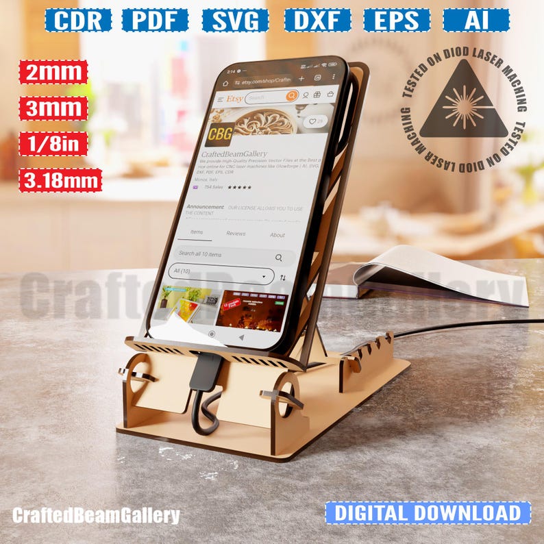 Puede incluir: Un soporte de tel&eacute;fono de madera con una ranura para cables de carga. El soporte est&aacute; dise&ntilde;ado para sostener un tel&eacute;fono inteligente en posici&oacute;n vertical. El soporte est&aacute; hecho de madera cortada con l&aacute;ser y tiene un acabado de madera natural. El soporte est&aacute; probado en una m&aacute;quina de l&aacute;ser de diodo.