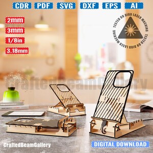 Puede incluir: Un soporte de tel&eacute;fono de madera con un dise&ntilde;o de corte para un tel&eacute;fono inteligente. El soporte est&aacute; hecho de madera marr&oacute;n claro y tiene un soporte de tel&eacute;fono negro. El soporte est&aacute; dise&ntilde;ado para sostener un tel&eacute;fono en posici&oacute;n vertical. El soporte est&aacute; sobre una mesa con una superficie blanca. La imagen tambi&eacute;n incluye una superposici&oacute;n de texto que dice "CraftedBeamGallery" y "DESCARGA DIGITAL".