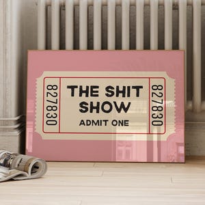 「The Shit Show」ピンクチケットプリント レトロファニーウォールアート（デジタルダウンロード）