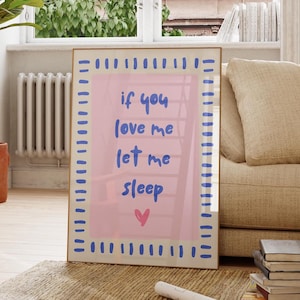 Puede incluir: Un póster enmarcado rosa y azul con el texto "if you love me let me sleep" y un pequeño corazón rosa. El póster está rodeado por un borde azul y blanco.