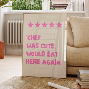 Peut inclure: Une affiche encadrée blanche avec cinq étoiles dorées et un texte rose qui dit "Chef était mignon, mangerait ici à nouveau."