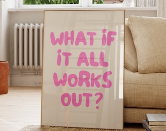 Puede incluir: Una impresión enmarcada con fondo blanco y texto rosa que dice "WHAT IF IT ALL WORKS OUT?" La impresión está colgada en una pared blanca en una sala de estar con un sofá de cuero marrón, una mesa de café de madera y una planta en maceta.