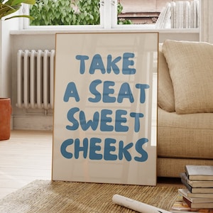 Prendi un posto Sweet Cheeks Blue Print, Poster d'arte da parete per bagno divertente, Stampa retrò, Poster estetico, Arredamento carino alla moda per la casa, Download digitale