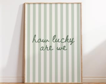 Lámina decorativa con la frase "How Lucky Are We" y rayas verdes, ideal para la decoración del hogar (impresión digital).
