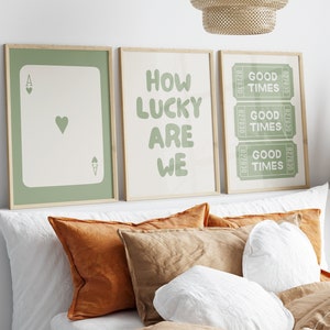 Juego de 3 impresiones de arte de pared en verde salvia con la frase "Qué suerte tenemos", póster de estética retro y moderna, impresión Ace, entradas Good Times, descarga digital