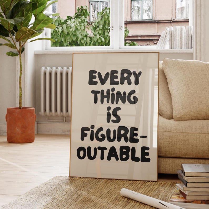 Puede incluir: Una impresi&oacute;n art&iacute;stica enmarcada con el texto "EVERY THING IS FIGURE-OUTABLE" en letras negras en negrita. La impresi&oacute;n tiene un fondo color crema y un marco dorado fino. La impresi&oacute;n est&aacute; apoyada contra una pared en una habitaci&oacute;n con una ventana y un sof&aacute;.