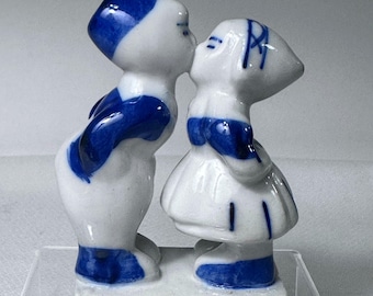 Cute Holland Delft Blue/White Porcelain Kissing  Couple DUTCH BOY & GIRL