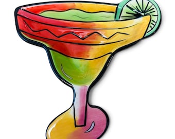 Könnte beinhalten: Eine Keramikschale in Form eines Margaritaglases mit einem leuchtend handbemalten Design, bestehend aus einem roten Rand, einem gelb-grünen Körper und einem rosafarbenen Fuß. Eine grüne Limettenscheibe ziert den Rand, alles schwarz umrandet.