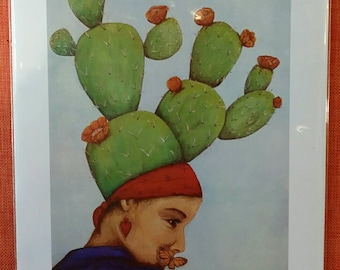 Könnte beinhalten: Ein Kunstdruck, der eine Frau mit einem Kaktus-Kopfschmuck, einem roten Kopftuch und einem Schmetterling auf den Lippen zeigt. Das Kunstwerk ist vor einem hellblauen Hintergrund platziert. Die Frau trägt ein blaues Oberteil und einen herzförmigen Ohrring. Die Signatur des Künstlers und das Jahr 2017 sind sichtbar.