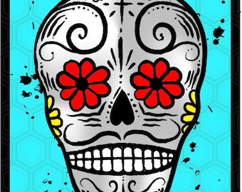 Könnte beinhalten: Stilisierte Sugar Skull-Illustration mit silbernem Gesicht, roten Blumenaugen und schwarzer Nase und Mund. Der Hintergrund ist ein hellblaues sechseckiges Muster mit schwarzen Tintenspritzern. Der Totenkopf hat eine schwarze Umrandung und ist schwarz umrahmt.
